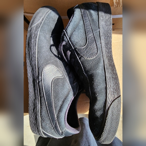 NIKE SB ZOOM SUEDE SNEAKER SIZE 11.5, COLOR BLACK - Picture 5 of 8